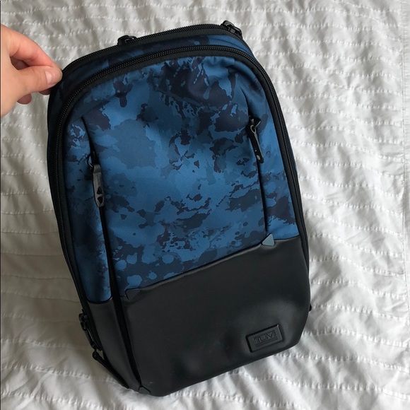 tumi marshall sling